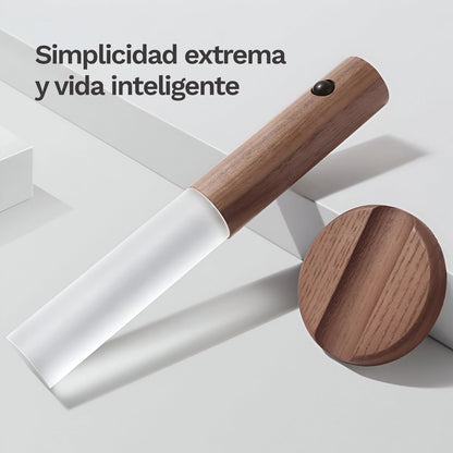 Lámpara LED recargable con sensor de movimiento / material en madera.